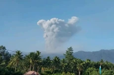 Gunung Dukono Erupsi,...