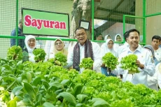 SMA 1 Gresik Raih Adiwiyata,...