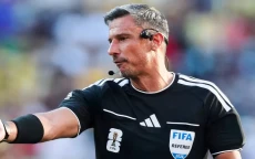 Wasit UEFA Slavko Vincic...