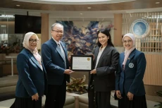 Maudy Ayunda Gandeng...