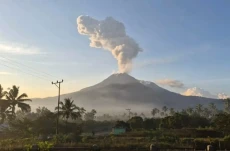 Gunung Lewotobi Laki-laki...