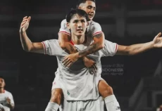 Cetak Hattrick, Mitchell...