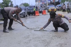 Polisi Ini Rela Menambal...