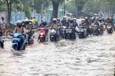 Banjir Genangi Jalan...
