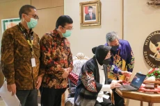 Mensos Risma Ajak Masyarakat...