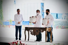 Jokowi Saksikan Kerja...