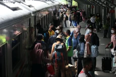 Naik Kereta Api, Puluhan...