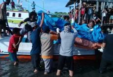 Evakuasi Korban KM Ladang...