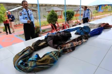 Bermodalkan Sarung,...