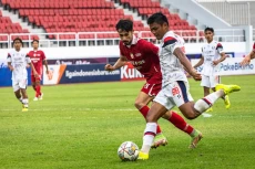 Arema FC Kalahkan Persis...