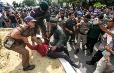 Pedagang dan Satpol...