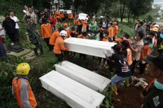Pemakaman 9 Korban Pembunuhan...