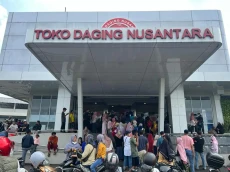 Pembeli Mengular, Toko...