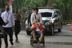 Pakai Kursi Roda, PNS...