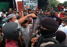 Panas, Eksekusi Bangunan...