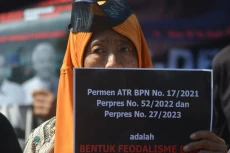 Ratusan Warga Demo Tuntut...