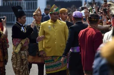 Presiden Jokowi Kenakan...