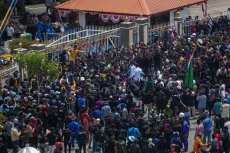 Menolak Relokasi, Ribuan...
