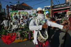 Ratusan Warga Meriahkan...