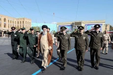 Khamenei Inspeksi Perwira...