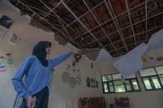 Atap Ruang Kelas Ambrol...