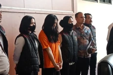 Tampang Ghisca Debora,...