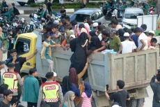 Mahasiswa Pindahkan...