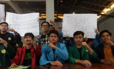 Mahasiswa Tantang Adu...