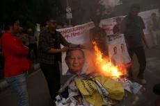 Tuntut Pemakzulan Jokowi,...