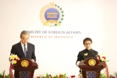 Menlu Retno Bertemu...