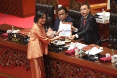 Rapat Paripurna Bahas...