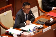 Menteri Luar Negeri...