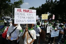 Protes Penggolongan...