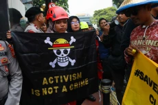 Warga Pulau Pari Gelar...