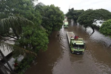 Truk Terobos Banjir...