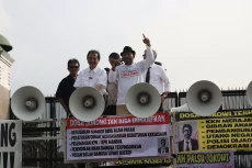 Dipimpin Roy Suryo,...