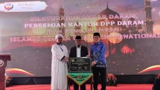 Resmikan Kantor Pusat...