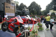 Mobil dan Tas Mewah...