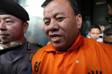 KPK Tahan Bupati Kuantan...