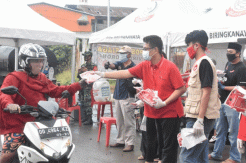 PDIP Sulsel Salurkan Minuman Sehat ke Tim Medis dan Bagikan Masker ke Warga