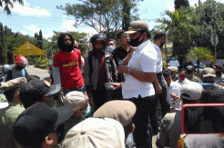 Warga Penja Enrekang Unjuk Rasa Tolak Tambang Galian C