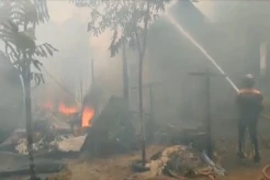 Tangis Histeris Pecah di Barito Utara saat Kobaran Api Melalap 3 Rumah Warga