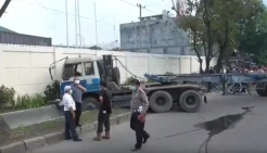 Hilang Kendali, Truk Trailer Tabrak Pengendara Motor hingga Tewas Mengenaskan