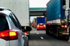 Waspada Jika Berkendara di Samping Truk, Ikuti Tips Ini Biar Aman
