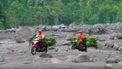 Menantang Maut, Warga Akhirnya Nekat Seberangi Jalur Lahar
