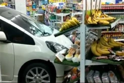 Ditinggal Belanja, Honda Jazz Meluncur Sendiri Seruduk Minimarket
