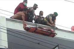 Pekerja Bangunan Terpental di Atap Rumah Usai Tersengat Listrik Tegangan Tinggi