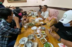 Alumni FH UMI Angkatan 1994 Beri Santunan untuk Istri Dosen