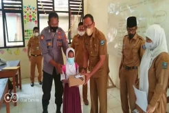 Siswa SDN Ujungtebu 3 Akhirnya Dapat Bantuan Sepatu dari Pemkab Serang