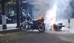 Konyol! Gara-gara Tak Terima Ditilang, Pemuda Ini Bakar Motornya Sendiri